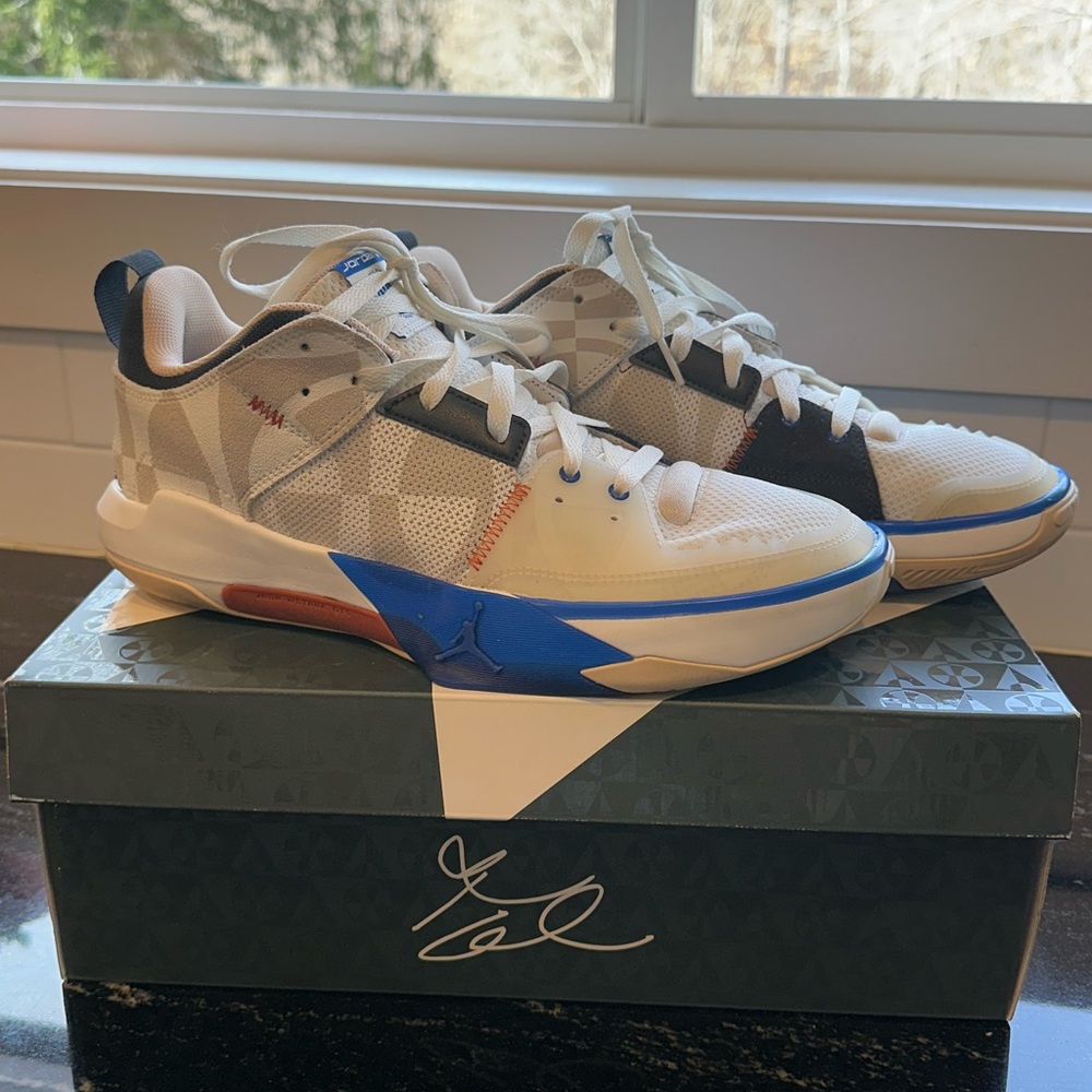 Jordan Men’s Low-Top Basketball Shoes in White/Blue